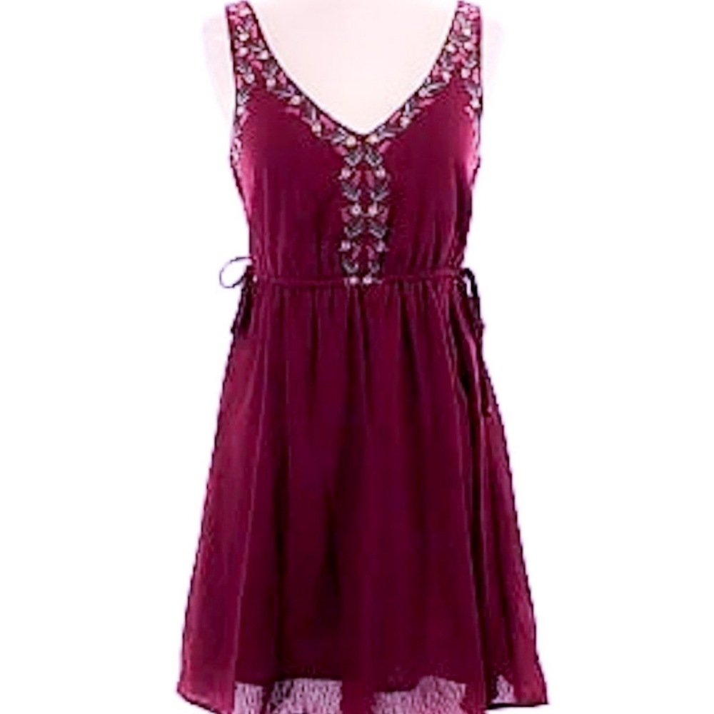 My Michelle Burgundy Sleeveless Embroidered Midi Dress Size Small